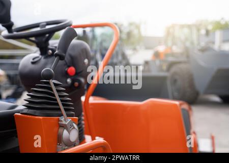 Volante e joystick per la guida di un trattore. Foto di alta qualità Foto Stock