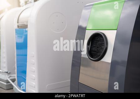 Contenitori per la raccolta separata di rifiuti. Foto di alta qualità Foto Stock