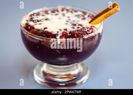 Vino rosso sago con crema alla vaniglia, dessert tradizionale culturale dal Brasile meridionale. la cultura di gaucho Foto Stock