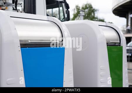 Contenitori per la raccolta separata di rifiuti. Foto di alta qualità Foto Stock