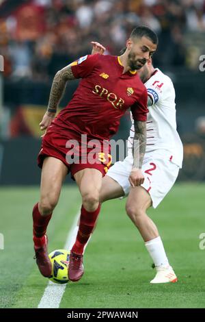 Roma, Italia. 29th Apr, 2023. Roma, Italia 29.04.2023: Leonardo Spinazzola (AS ROMA), Davide Calabria (Milano) in azione durante la Serie A 2022/2023, giorno 32, tra AS ROMA vs AC MILANO allo stadio Olimpico di Roma. Credit: Independent Photo Agency/Alamy Live News Foto Stock