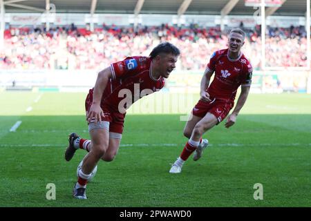 Llanelli, Regno Unito. 29th Apr, 2023. Steffan Evans di Scarlets festeggia dopo che ha ottenuto i suoi 1st Try squadre. European Challenge Cup rugby, incontro semifinale, Scarlets contro Glasgow Warriors al Parc y Scarlets di Llanelli, Galles sabato 29th aprile 2023. pic di Andrew Orchard/Andrew Orchard sports photography/Alamy Live news Credit: Andrew Orchard sports photography/Alamy Live News Foto Stock