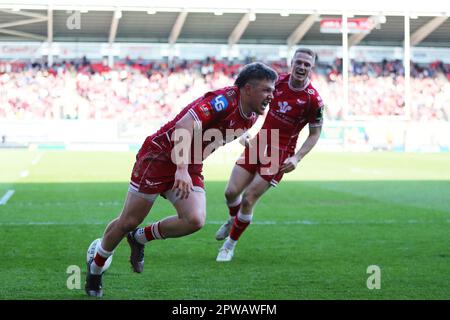 Llanelli, Regno Unito. 29th Apr, 2023. Steffan Evans di Scarlets festeggia dopo che ha ottenuto i suoi 1st Try squadre. European Challenge Cup rugby, incontro semifinale, Scarlets contro Glasgow Warriors al Parc y Scarlets di Llanelli, Galles sabato 29th aprile 2023. pic di Andrew Orchard/Andrew Orchard sports photography/Alamy Live news Credit: Andrew Orchard sports photography/Alamy Live News Foto Stock