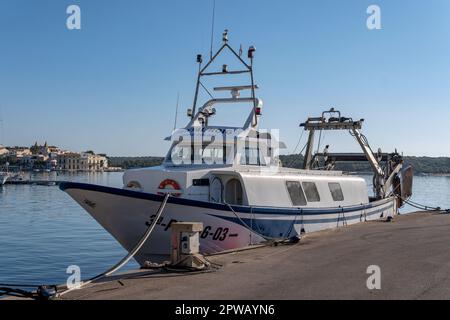 Portocolom, Spagna; aprile 23 2023: Imbarcazione da pesca industriale ormeggiata al molo della città maiorchina di Portocolom, Spagna Foto Stock