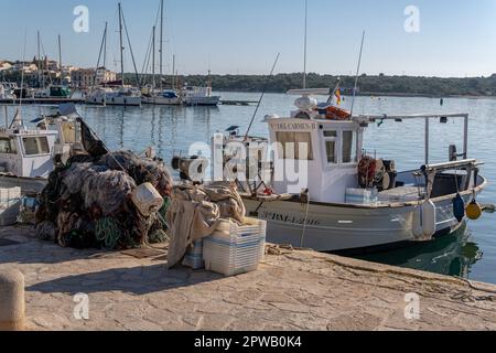 Portocolom, Spagna; aprile 23 2023: Imbarcazione da pesca tradizionale ormeggiata al molo della città maiorchina di Portocolom, Spagna Foto Stock