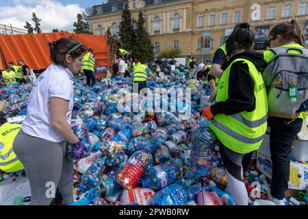 Sofia, Bulgaria - 23 aprile 2023: La campagna nazionale 'Caps for the Future'. I tappi in plastica sono raccolti nel centro di Sofia. Questo aiuta ad acquistare Foto Stock