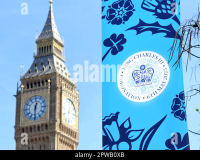 Banner a Londra che annunciano l'incoronazione del Re Carlo III il 6th maggio 2023 Foto Stock