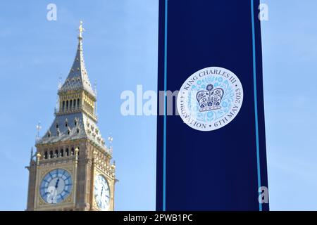 Banner a Londra che annunciano l'incoronazione del Re Carlo III il 6th maggio 2023 Foto Stock