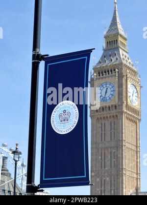 Banner a Londra che annunciano l'incoronazione del Re Carlo III il 6th maggio 2023 Foto Stock