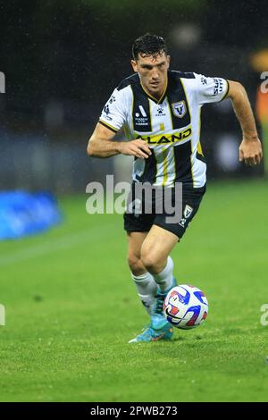 29th aprile 2023; Campbelltown Stadium, Sydney, NSW, Australia: A-League Football, MacArthur FC contro Wellington Phoenix; Matthew Millar del Macarthur FC attacca la difesa Phoenix Foto Stock