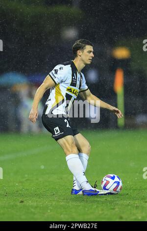 29th aprile 2023; Campbelltown Stadium, Sydney, NSW, Australia: A-League Football, MacArthur FC contro Wellington Phoenix; Jake McGing di Macarthur FC controlla la palla Foto Stock