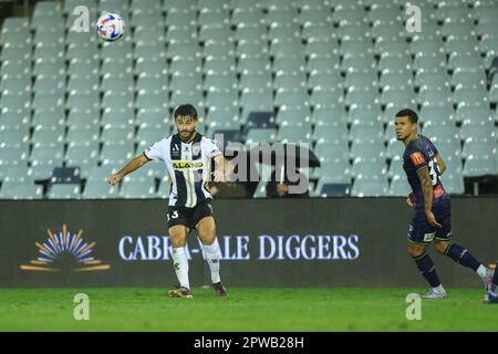 29th aprile 2023; Campbelltown Stadium, Sydney, NSW, Australia: A-League Football, MacArthur FC contro Wellington Phoenix; Ivan Vujica del Macarthur FC testa la palla Foto Stock