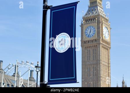 Banner a Londra che annunciano l'incoronazione del Re Carlo III il 6th maggio 2023 Foto Stock