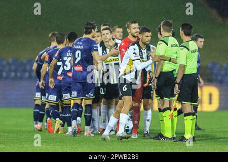 29th aprile 2023; Campbelltown Stadium, Sydney, NSW, Australia: A-League Football, MacArthur FC contro Wellington Phoenix; i giocatori scuotono le mani prima dell'inizio della partita Foto Stock