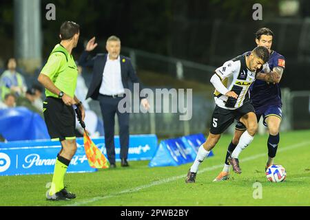 29th aprile 2023; Campbelltown Stadium, Sydney, NSW, Australia: A-League Football, MacArthur FC contro Wellington Phoenix; Jonathan Aspropotamitis del Macarthur FC vince il possesso della palla Foto Stock