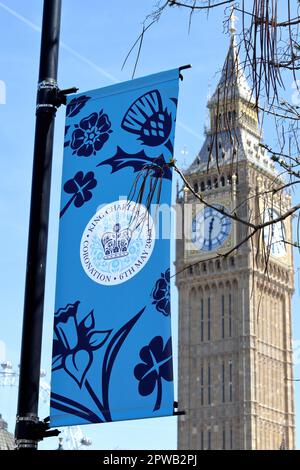 Banner a Londra che annunciano l'incoronazione del Re Carlo III il 6th maggio 2023 Foto Stock