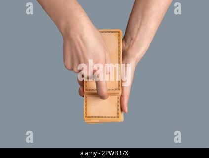 Lodz Polonia Aprile 15 2023 mani con carte tarocchi, dividendo mazzo in due parti per divinazione, raccontare fortuna. Foto Stock