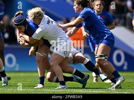 Twickenham, Regno Unito. 29th Apr, 2023. Inghilterra V Francia TikTok Womens 6 nazioni Stadio Twickenham. Twickenham. Charlotte Escudero (Francia) è combattuta da Marlie Packer (Inghilterra, capitano) durante la partita di rugby delle 6 nazioni Inghilterra V Francia TikTok Womens. Credit: Sport in Pictures/Alamy Live News Foto Stock