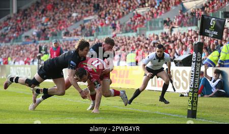 Ryan Conbeer di Scarlets è affrontato in contatto da Sebastian Cancellere (a sinistra) dei Guerrieri di Glasgow e Ollie Smith durante la semifinale ECPR European Challenge Cup al Parc y Scarlets di Llanelli. Data immagine: Sabato 29 aprile 2023. Foto Stock