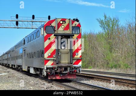 Naperville, Illinois, Stati Uniti. Un treno pendolare Metra prima di arrivare alla stazione locale suburbana di Chicago Foto Stock