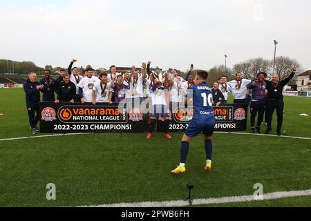 Horsfall Community Stadium, Bradford, Inghilterra - 29th aprile 2023 i giocatori di AFC Fylde raccolgono il trofeo come campioni alla fine del gioco Bradford Park Avenue contro AFC Fylde, Vanarama National League North, 2022/23, Horsfall Community Stadium, Bradford, Inghilterra - 29th aprile 2023 Credit: Arthur Haigh/WhiteRosePhotos/Alamy Live News Foto Stock