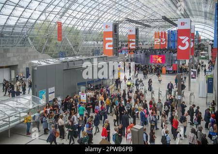 Lipsia, Germania. 28th Apr, 2023. Visitatori visti durante la Fiera del Libro di Lipsia. La Fiera del Libro di Lipsia si svolge dal 27 al 30 aprile 2023 presso il centro espositivo Neue Messe di Lipsia. È fiera internazionale annuale del libro che si svolge di nuovo dopo 3 anni di pausa pandemica. Circa 2000 espositori provenienti da 40 paesi presentano i loro nuovi libri. La parte della fiera è la Manga Comic Convention. (Credit Image: © Yauhen Yerchak/SOPA Images via ZUMA Press Wire) SOLO PER USO EDITORIALE! Non per USO commerciale! Foto Stock