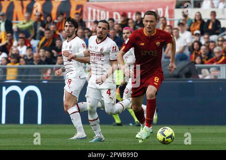 Roma, Italia. 29th Apr, 2023. Nemanja Matic, destra, di AS Roma, è sfidata da Ismael Bennacer, centro, e Sandro tonali, dell'AC Milan, durante la Serie A Football Match tra Roma e AC Milan allo stadio Olimpico di Roma, Roma, 29 aprile 2023. Credit: Riccardo De Luca - Update Images/Alamy Live News Foto Stock