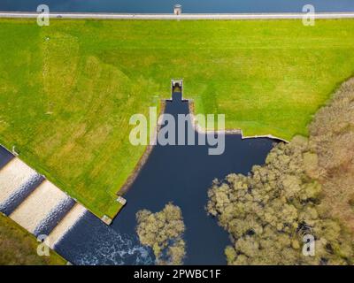 Vista aerea della diga di Fewston Reservoir che si alimenta nel serbatoio di Swinsty nello Yorkshire Foto Stock