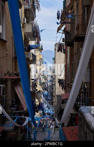 Napoli, Italia. 29th Apr, 2023. La città di Napoli si sta preparando con continue decorazioni per le celebrazioni dello Scudetto della squadra di calcio SSC Napoli, che potrebbe vincere il Campionato Italiano Serie A domenica 30 aprile 2023. © Photo: Cinzia Camela. Credit: Independent Photo Agency/Alamy Live News Foto Stock