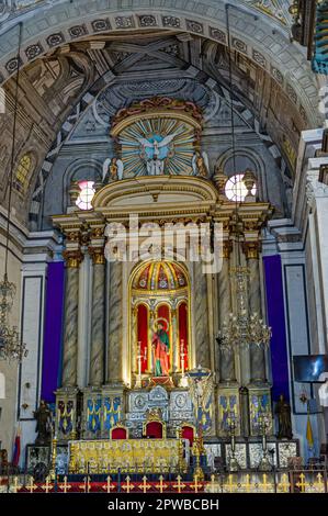 L'altare alla Chiesa di San Agustin, Intramuros, Manila, Filippine Foto Stock