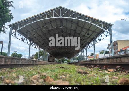 Louveira-sp,brasile-27,2023 Vecchia stazione ferroviaria Louveira sp con binari in vista e una giornata nuvolosa. Foto Stock