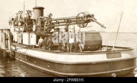 Fire Boat all'inizio del 1900s, Old Fire Float, New York, FDNY History, all'inizio del 1900s Foto Stock