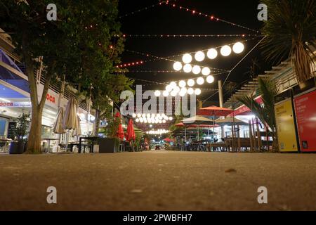 Tauranga Nuova Zelanda - Aprile 27 2023; Tauranga Street di notte con luci e buio nel quartiere dei ristoranti di Wharf Street. Foto Stock