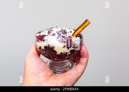 Vino rosso sago con crema alla vaniglia, dessert tradizionale culturale dal Brasile meridionale. la cultura di gaucho Foto Stock