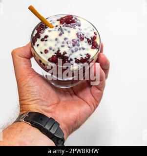 Vino rosso sago con crema alla vaniglia, dessert tradizionale culturale dal Brasile meridionale. la cultura di gaucho Foto Stock