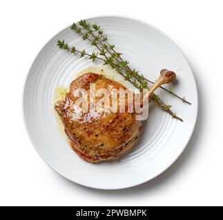 piatto di confit gamba d'anatra isolato su sfondo bianco, vista dall'alto Foto Stock