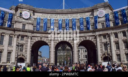 Londra, Regno Unito. 29th aprile 2023. I lavoratori installano un enorme simbolo di incoronazione sull'Admiralty Arch nel Mall prima dell'incoronazione di Re Carlo III, che si svolge il 6th maggio. Credit: Vuk Valcic/Alamy Live News Foto Stock