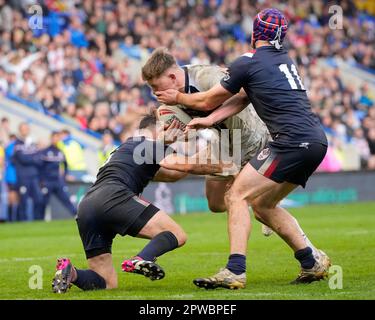 Warrington, Regno Unito. 29th Apr, 2023. Arthur Mourgue #6 e #11 della Francia affronta Matty Nicholson #11 dell'Inghilterra durante il Mid Season International Match Inghilterra vs Francia all'Halliwell Jones Stadium, Warrington, Regno Unito, 29th aprile 2023 (Photo by Steve Flynn/News Images) a Warrington, Regno Unito il 4/29/2023. (Foto di Steve Flynn/News Images/Sipa USA) Credit: Sipa USA/Alamy Live News Foto Stock