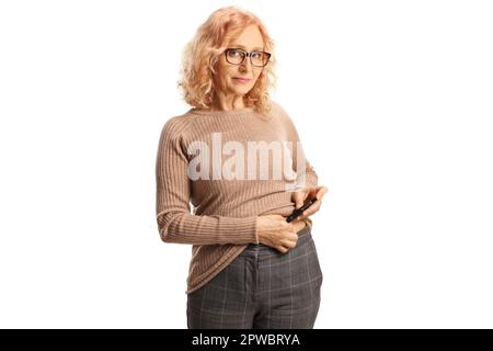 Donna che inietta insulina sparata nel ventre isolato su sfondo bianco Foto Stock