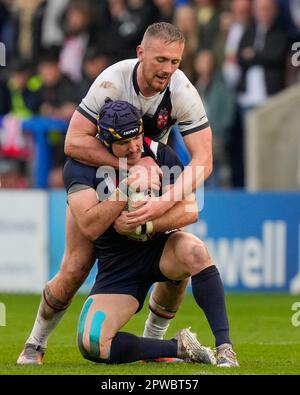 Ben Currie #16 d'Inghilterra affronta Louis Jouffret #17 di Francia durante il Mid Season International Match Inghilterra vs Francia all'Halliwell Jones Stadium, Warrington, Regno Unito, 29th aprile 2023 (Photo by Steve Flynn/News Images) Foto Stock