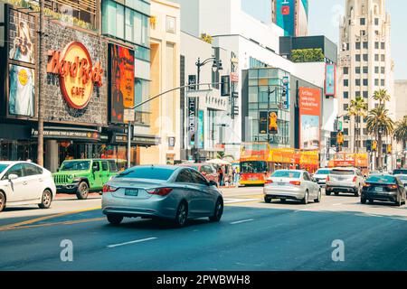 Los Angeles, California, USA - 26 aprile 2023. Hard Rock Cafe su un viale di Hollywood, traffico, e turisti sulla strada, LA, California Foto Stock