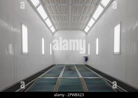 Concetto di servizio auto. Verniciatura a spruzzo per carrozzeria o verniciatura di veicoli o parti in una stazione di riparazione auto. Stazione di riparazione cabina di verniciatura. Foto Stock