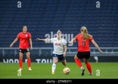 Londra, Regno Unito. 29th Apr, 2023. Londra, Inghilterra, 29 2023 aprile: Bethany England (19 Tottenham Hotspur) libera la palla durante il gioco della fa Womens Super League tra Tottenham Hotspur e Brighton & Hove Albion a Londra, Inghilterra. (Alexander Canillas/SPP) Credit: SPP Sport Press Photo. /Alamy Live News Foto Stock