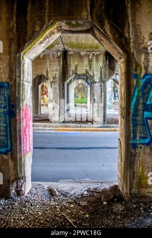 2019 10 19 Bloomington Indiana - grungy grafitti sul sottopassaggio in Mid-American College Town Foto Stock