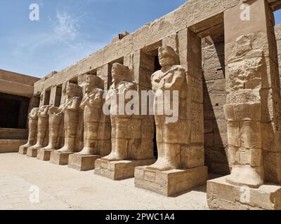La Grande Sala di Ipotstile e le nuvole ai Templi di Karnak (Tebe antiche). Luxor, Egitto Foto Stock