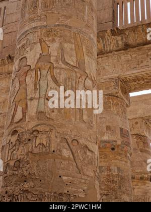 La Grande Sala di Ipotstile e le nuvole ai Templi di Karnak (Tebe antiche). Luxor, Egitto Foto Stock