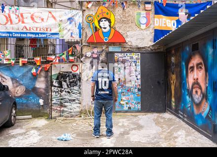 4 2023 marzo - Napoli, Italia: Un fan di Maradona in visita al Santuario di Maradona situato nel quartiere spagnolo di Napoli. Foto Stock