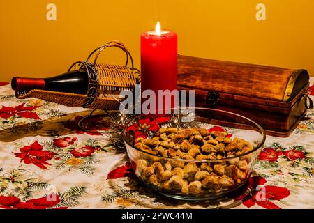 Tavolo di Natale con alcune decorazioni Foto Stock