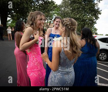 Marietta, Georgia, Stati Uniti. 28th Apr, 2023. Le ragazze anziane della Marietta High School, vestite nel loro abito da sera migliore, si riuniscono per una fotografia di classe prima della loro proposta annuale. (Credit Image: © Robin Rayne/ZUMA Press Wire) SOLO PER USO EDITORIALE! Non per USO commerciale! Foto Stock