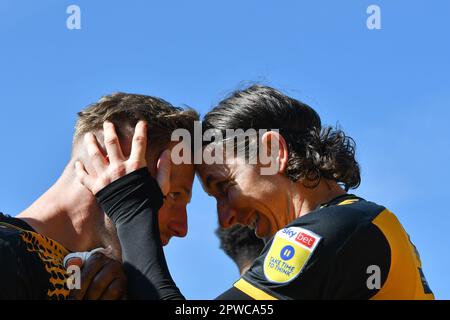 Gillingham, Regno Unito. 29th Apr, 2023. Cameron Norman della contea di Newport (l) festeggia con il compagno di squadra dopo aver ottenuto il loro 1st° gol. Partita della lega di calcio EFL Skybet due, Gillingham FC contro Newport County al MEMS Priestfield Stadium di Gillingham, Kent sabato 29th aprile 2023. Questa immagine può essere utilizzata solo per scopi editoriali. Solo per uso editoriale, licenza richiesta per uso commerciale. Non è utilizzabile nelle scommesse, nei giochi o nelle pubblicazioni di un singolo club/campionato/giocatore. pic by Credit: Andrew Orchard sport fotografia / Alamy Live News Foto Stock